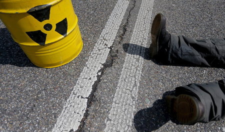 Strahlende Aussichten: Ein »Die-in« als Zeichen des Protestes un...