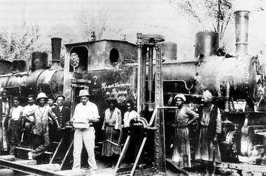 »Die erste Lokomotive in Bagdad 1912«- Mitarbeiter der Bagdadbah...
