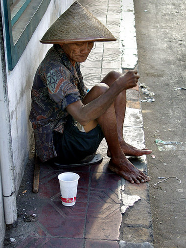 Bettelnde Bäuerin in Jakarta