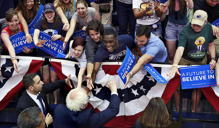 Ein Hoffnungsträger: Bernie Sanders beim Händeschütteln mit sein... Ein Hoffnungsträger: Bernie Sanders beim Händeschütteln mit sein...