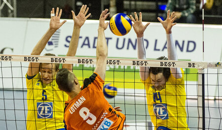 Bayern, äh, Berlin greift an: Paul Lotman schmettert einen Ball ... Bayern, äh, Berlin greift an: Paul Lotman schmettert einen Ball ...