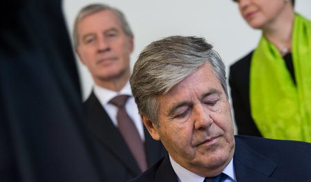 Unbescholten: Deutsche-Bank-Chef Jürgen Fitschen (l.) und sein V... Unbescholten: Deutsche-Bank-Chef Jürgen Fitschen (l.) und sein V...