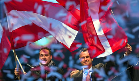 FPÖ in Feierlaune: Parteichef Heinz-Christian Strache (links) un... FPÖ in Feierlaune: Parteichef Heinz-Christian Strache (links) un...