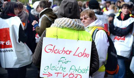 Mitarbeiter protestieren am Montag vor dem Berliner Vivantes Kli... Mitarbeiter protestieren am Montag vor dem Berliner Vivantes Kli...