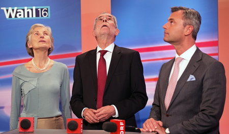 Nach dem Beben: Die unabhängige Kandidatin Irmgard Griss (links)... Nach dem Beben: Die unabhängige Kandidatin Irmgard Griss (links)...