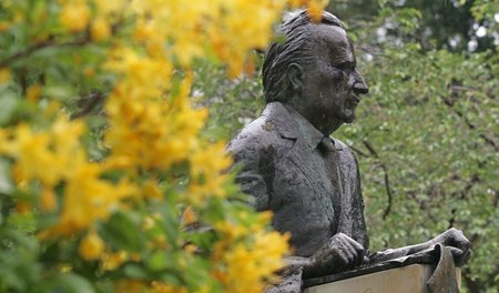 Wohin treibt Oldenburg? Eine Karl-Jaspers-Gedenkbüste in seiner ... Wohin treibt Oldenburg? Eine Karl-Jaspers-Gedenkbüste in seiner ...
