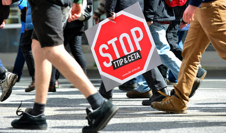 TTIP und CETA: Dem großen Kapital nützt es, der Demokratie schad...