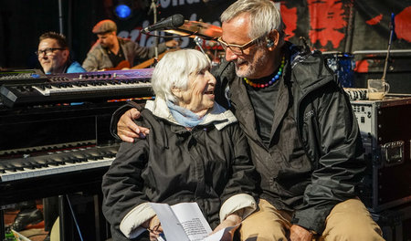 Esther Bejarano und Konstantin Wecker auf dem UZ-Pressefest 2014