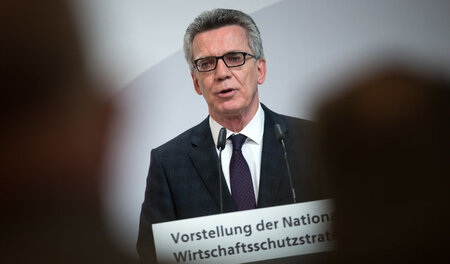 Geheimnisse sichern: Bundesinnenminister Thomas de Maiziere bei ... Geheimnisse sichern: Bundesinnenminister Thomas de Maiziere bei ...