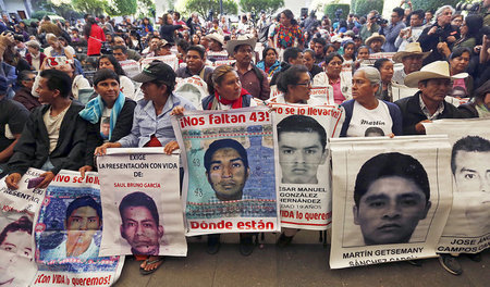 Angehörige erinnern am Sonntag in Mexiko-Stadt an die 43 vermiss...