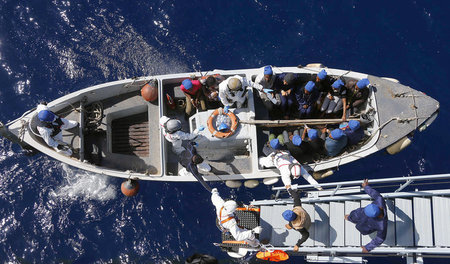 Italienische Soldaten nehmen im Rahmen der Operation »Eunavfor M... Italienische Soldaten nehmen im Rahmen der Operation »Eunavfor M...
