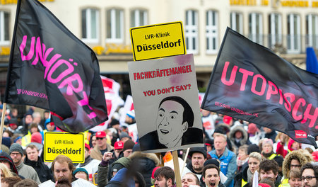 Streikende bei der Kundgebung in Düsseldorf am Dienstag. Die Fah... Streikende bei der Kundgebung in Düsseldorf am Dienstag. Die Fah...