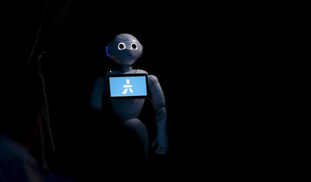 Erst einmal nicht mehr als eine Spaßfigur: Der Roboter »Pepper« ...
