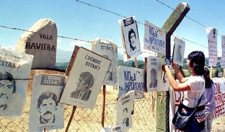 Angehörige von verschwundenen chilenischen Pinochet-Gegnern am Z...