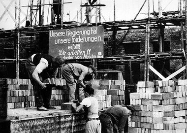 Allzu realistische Darstellungen der Lebensbedingungen der Arbei... Allzu realistische Darstellungen der Lebensbedingungen der Arbei...