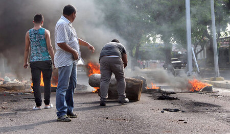 Oppositionelle errichten am Mittwoch in Maracaibo Barrikaden Oppositionelle errichten am Mittwoch in Maracaibo Barrikaden