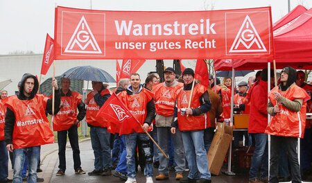 So kann Warnstreik aussehen: Mitarbeiter des Automobil-Zuliefere... So kann Warnstreik aussehen: Mitarbeiter des Automobil-Zuliefere...