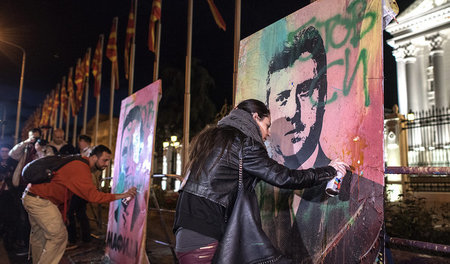Bunter Widerstand: Demonstranten besprühen das Konterfei des ehe... Bunter Widerstand: Demonstranten besprühen das Konterfei des ehe...