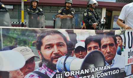 Peruanische Gewerkschafter demonstrieren in Lima gegen die Auswe...