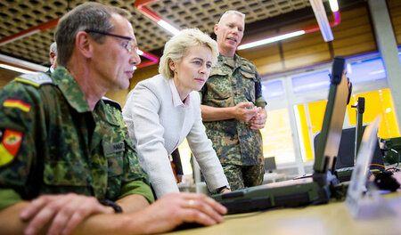 Krieg in »Neuland«: Ursula von der Leyen (CDU) entdeckt das Inte...