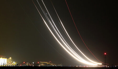 Start eines Transportflugzeugs vom Typ Antonow 124 kurz nach Mit...