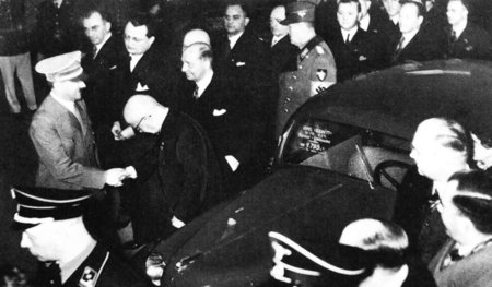 Berlin, 18. Februar 1938: Hitler trifft auf der Automobilausstel... Berlin, 18. Februar 1938: Hitler trifft auf der Automobilausstel...