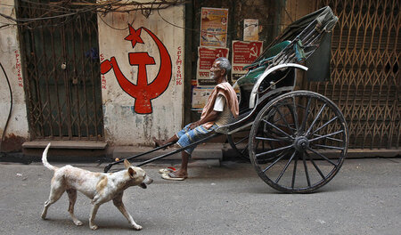 Kolkata, 11. April 2014: Ein Rikschazieher wartet auf Kunden vor... Kolkata, 11. April 2014: Ein Rikschazieher wartet auf Kunden vor...