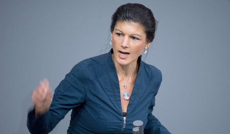 Sahra Wagenknecht, Fraktionschefin der Linken, am 04.12.2015 im ... Sahra Wagenknecht, Fraktionschefin der Linken, am 04.12.2015 im ...