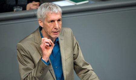 Herbert Behrens während der Bundestagsdebatte zur Maut auf deuts... Herbert Behrens während der Bundestagsdebatte zur Maut auf deuts...