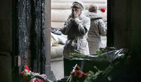 Spuren des Pogroms von Odessa: Eine Frau steht am 4. Mai 2014 vo...