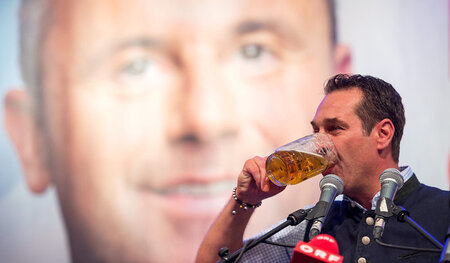 Prost Mahlzeit: FPÖ-Chef Heinz-Christian Strache nutzt die Hetze... Prost Mahlzeit: FPÖ-Chef Heinz-Christian Strache nutzt die Hetze...
