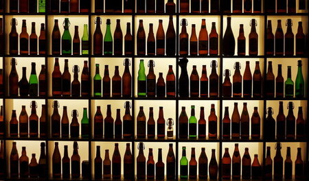 Hier ist nicht alles nach dem Reinheitsgebot gebraut. Bierflasch... Hier ist nicht alles nach dem Reinheitsgebot gebraut. Bierflasch...