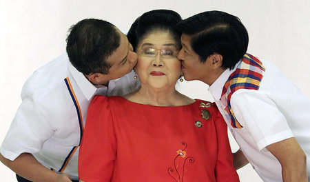 Familienbande: Imelda Marcos (Mitte) mit ihrem Sohn Ferdinand »B... Familienbande: Imelda Marcos (Mitte) mit ihrem Sohn Ferdinand »B...