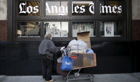 Kostenlos lesen: Obdachloser vor dem Gebäude der Los Angeles Tim... Kostenlos lesen: Obdachloser vor dem Gebäude der Los Angeles Tim...