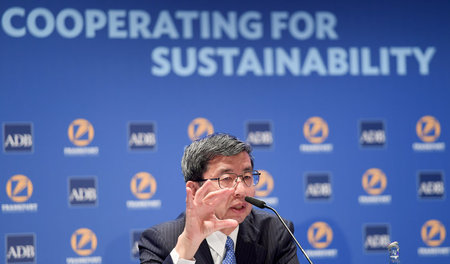 ADB-Präsident Takehiko Nakao am Montag vor der Presse in Frankfu... ADB-Präsident Takehiko Nakao am Montag vor der Presse in Frankfu...