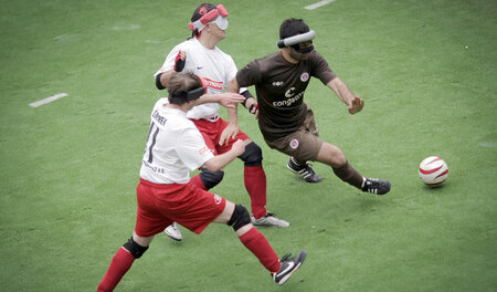 Beim Blindenfußball unerlässlich ist viel Gefühl und ein gutes G... Beim Blindenfußball unerlässlich ist viel Gefühl und ein gutes G...