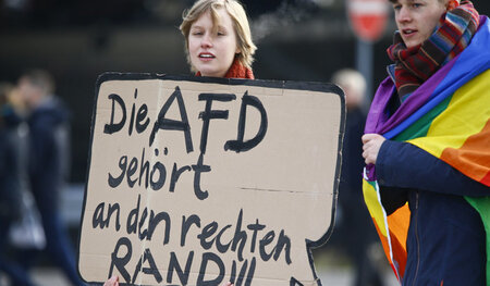 Proteste gegen die AfD während ihres Bundesparteitages am 30. Ap...