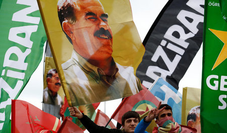 Abwehrkampf gegen Erdogans Regime: Bilder des PKK-Vorsitzenden A...