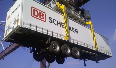 Sattelaufleger mit Container: DB Schenker soll ein lukratives »S...