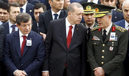 Noch stehen sie Seite an Seite: Tayyip Erdogan (Mitte) und Ahmet...