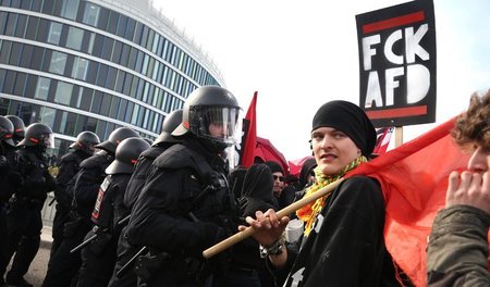 Statement bei Blockadeaktion des AfD-Bundesparteitags am 30. Apr...