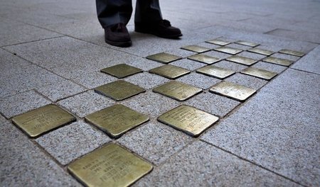 Zehntausende Stolpersteine erinnern bundesweit an ermordete Jude...