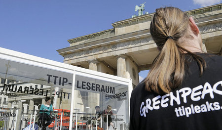 Gläserner Lesesaal am Brandenburger Tor in Berlin. Interessenten...