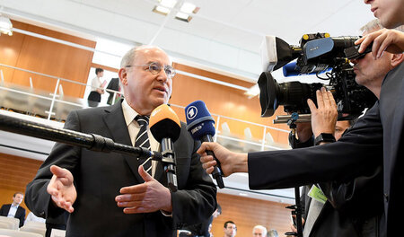 Gregor Gysi, früherer Fraktionschef der Linken im Bundestag, bea...