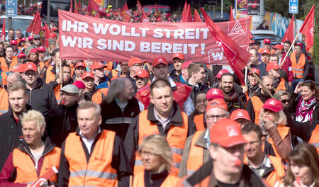 Kampfbereit: Teilnehmer der IG-Metall-Kundgebung am Dienstag in ...