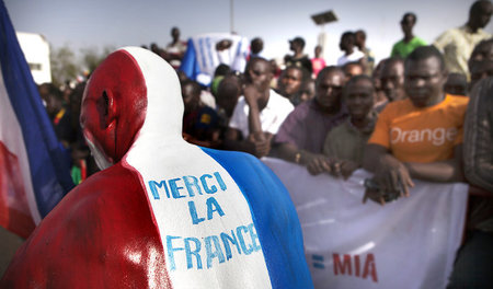 »Danke Frankreich«: Ein Mann bedankt sich anlässlich des Staatsb...