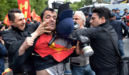 Grundrechte in der Türkei sind gesichert: 1. Mai auf dem Taksim-... Grundrechte in der Türkei sind gesichert: 1. Mai auf dem Taksim-...