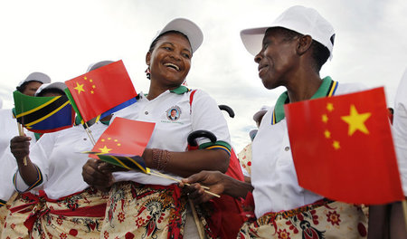 Tansanische Frauen erwarten die Ankunft von Chinas Präsident Xi ...