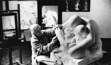 Arbeit am Gipsmodell »Mutter mit zwei Kindern«, um 1935
