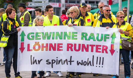 Streikende Postmitarbeiter demonstrieren in Rostock gegen zu nie...